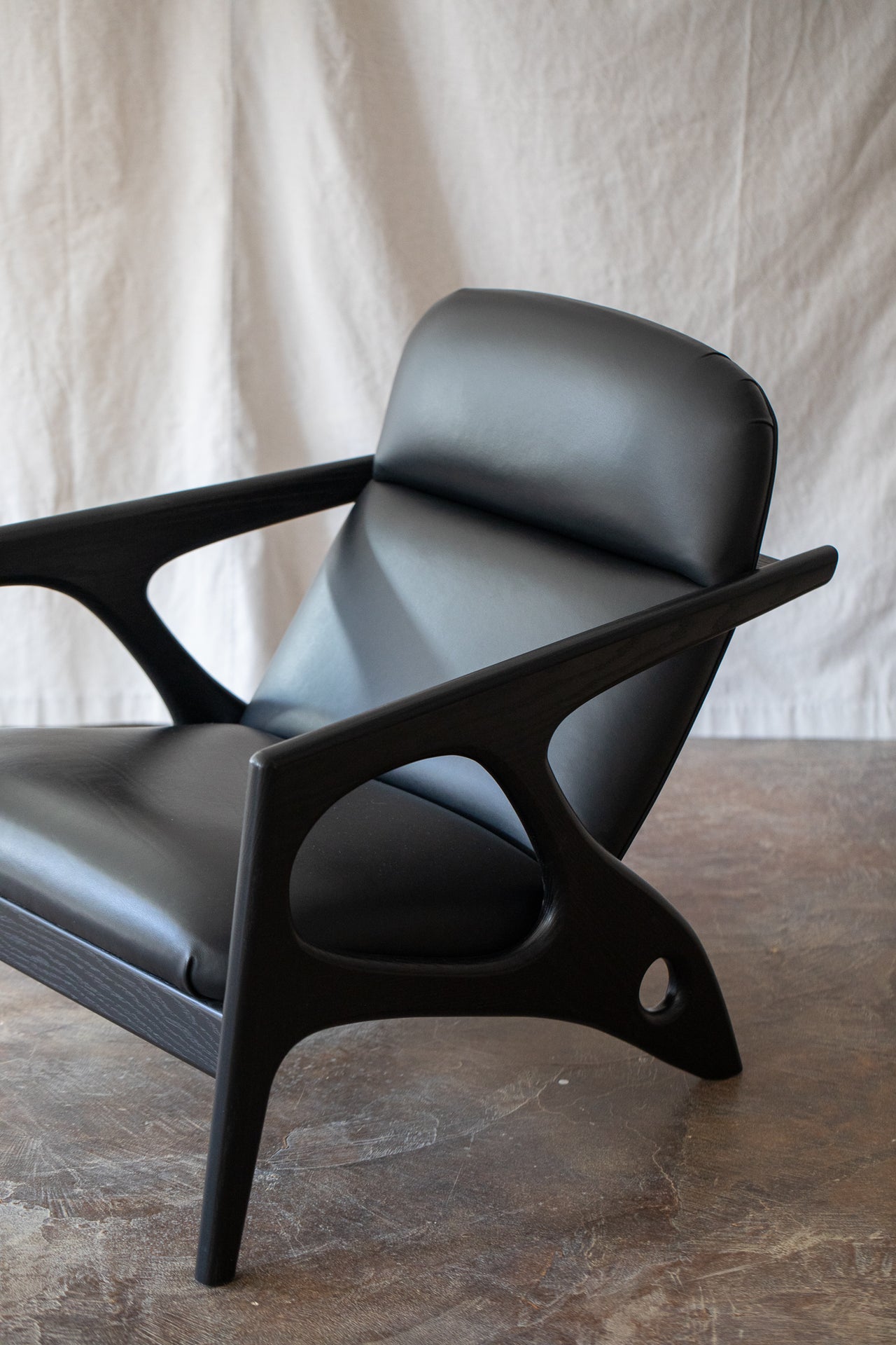 Osprey Lounge Black + Black Leather